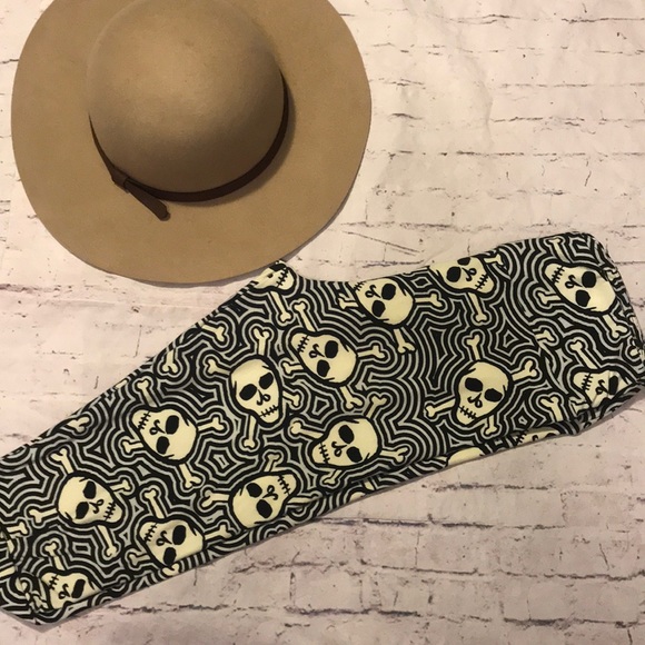LuLaRoe Pants - LuLaRoe One Size leggings Halloween skulls
